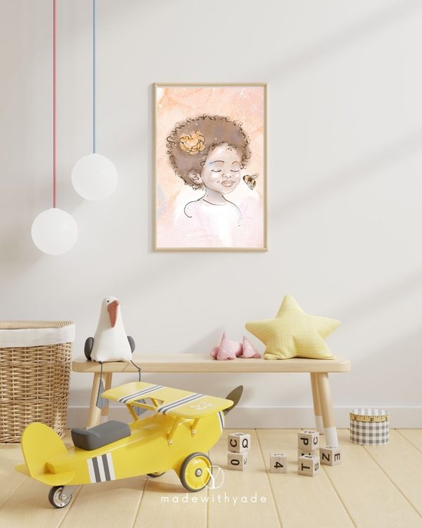 Een kinderkamer met een schilderij van een meisje en een speelgoedvliegtuig op een Bij en het Meisje l Canvas.