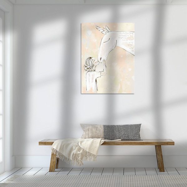 Een bankje in een kamer met een schilderij van een eenhoorn en Eenhoorn en het Meisje l Canvas.