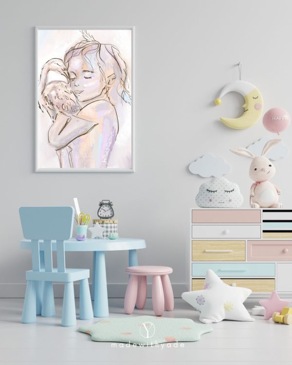 Een kinderkamer met een schilderij van een meisje dat een pop knuffelt en een Flamingo en het Meisje l Canvas.