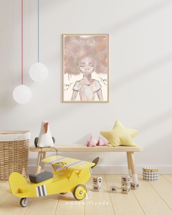 Een kinderkamer met een houten bankje en een speelgoedvliegtuigje, met daarop de Kolibrie en het Meisje l Canvas.