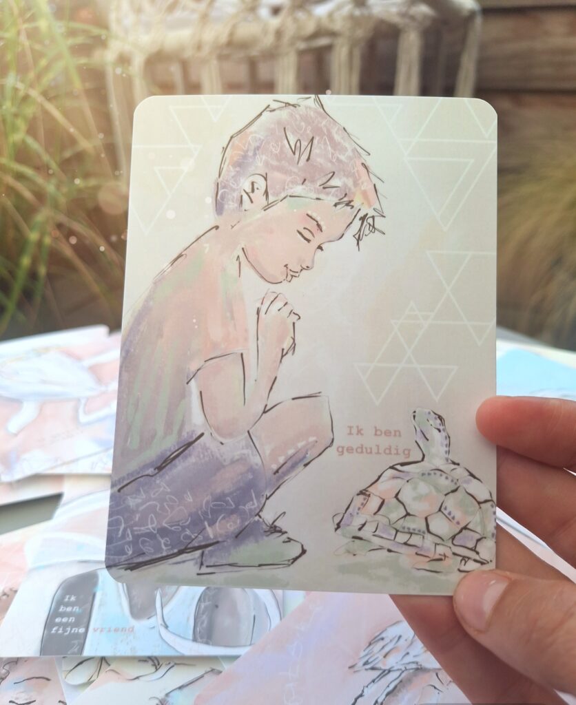 Affirmatie Kaart met illustratie van een jongetje en een schildpad in een meditatiehouding. Zachte pastelkleuren en de tekst "ik ben geduldig.