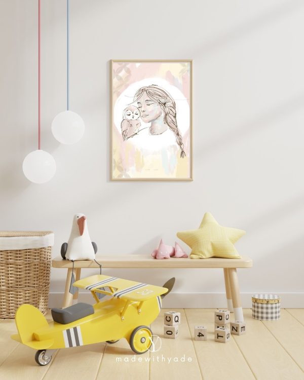 Een kinderkamer met een Uil en het Meisje l Canvas en een speelgoedvliegtuig.