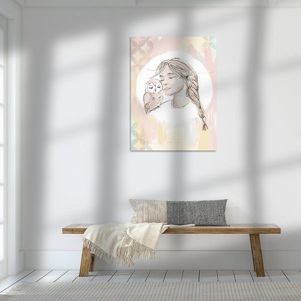 Voor een raam zit een vrouw op een bankje, met op het nabijgelegen doek het schilderij Uil en het Meisje l Canvas afgebeeld.